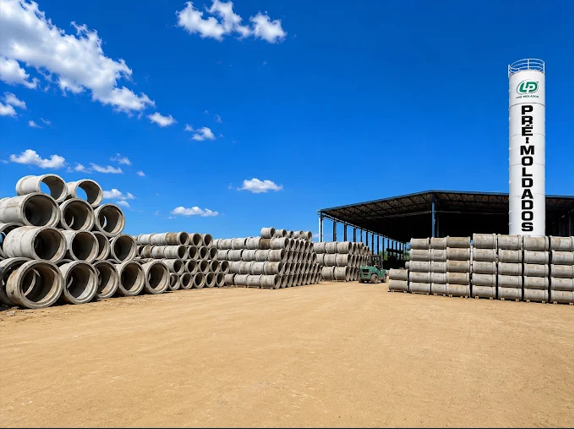 Pátio industrial da LP Pré-Moldados com amplo estoque e estrutura de produção